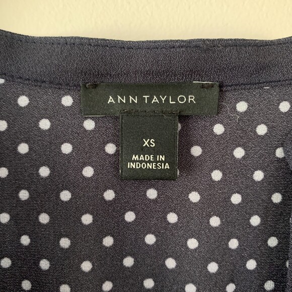 Ann Taylor cap sleeve navy polka dot peplum top XS - Picture 3 of 8